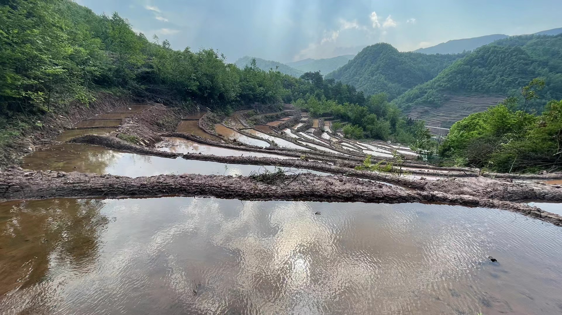 依山而建造，让农场保持原有的地形地貌，更加融入大自然